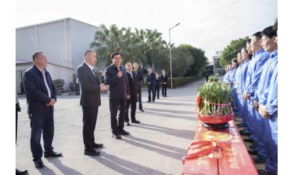 市委書記王進(jìn)足帶隊蒞臨紫山集團(tuán)慰問春節(jié)期間奮戰(zhàn)在生產(chǎn)線上的一線員工